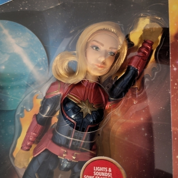 Captain Marvel Photon Power FX Captain Marvel Electronic Super Hero Hasbro New - Picture 3 of 7